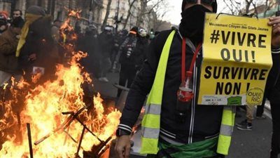 احتجاجا على إصلاحات ماكرون.. فرنسيون يقطعون الكهرباء عن أكبر سوق للأغذية