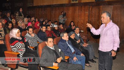 بالصور.. أشرف زكى مخرج مسرحية لطلاب أكاديمية الفنون