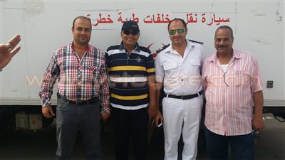 بالصور.. إحباط تهريب 3 أطنان ملابس داخل سيارة نقل نفايات صحية ببورسعيد