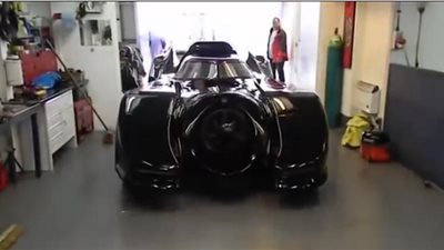 بالفيديو.. مصمم يحول سيارته الجاجوار إلى سيارة 