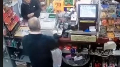 لحظة إنقاذ صاحب متجر تعرض لغيبوبة سكر (فيديو)