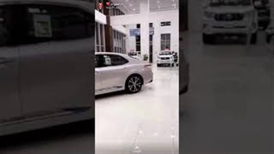 رد فعل رجل فاجأته زوجته بإهدائه سيارة فارهة (فيديو)