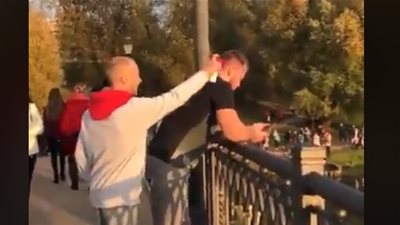 نهاية مروعة لشاب حاول المزاح مع آخر عملاق (فيديو)