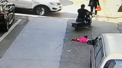 لحظة نجاة طفلة مرتين من الموت دهسا