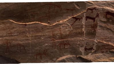 اكتشفه مغامر بالصدفة.. لحظة توثيق نقوش ملونة بكهف أثري في جنوب سيناء| صور