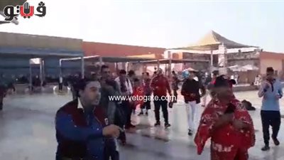 جماهير الأهلي تحتشد بمطار القاهرة قبل السفر لتونس (فيديو)