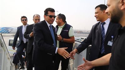 وزير الرياضة يغادر إلى تونس لدعم الأهلي أمام الترجي (صور)
