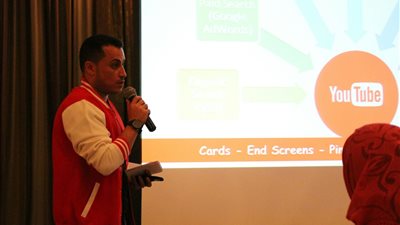 الوصول للعالمية يبدأ بـ«فيس بوك».. رحلة محمود من حواري «دكرنس» لمبنى «جوجل»