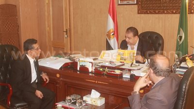 بالصور.. محافظ الفيوم يبحث مع وفد هيئة الاستثمار تنفيذ مشاريع كبرى