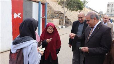 رئيس جامعة الأزهر يوزع دعوات مجانية  لمعرض الكتاب على الطالبات