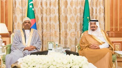 رئيس «القمر المتحدة» يتقلد العاهل السعودي وسام الهلال الأخضر