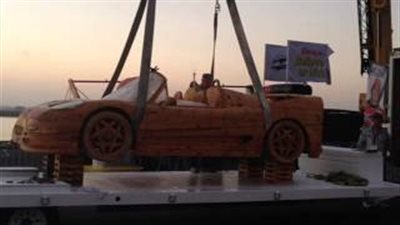 بالفيديو.. سيارة تسير على الماء