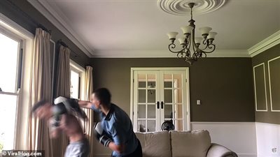 لكمة شاب لصديقه كادت تسقطه من نافذة (فيديو وصور)