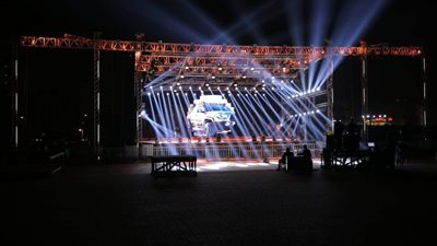 الجامعة الأمريكية تستعد لاستقبال حفل تامر حسني (صور)