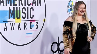 كيلي كلاكسون تتألق في حفل الموسيقى الأمريكية «AMAs» (صور)