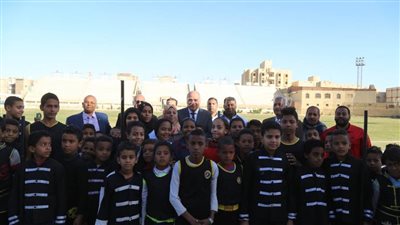 محافظ قنا يشهد المباراة النهائية لدوري مراكز الشباب | صور