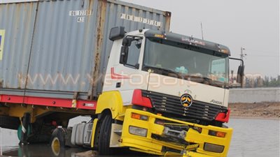 بالفيديو.. سيارة مقطورة تخرج عن «المسار» بسبب الأمطار بوادي النطرون