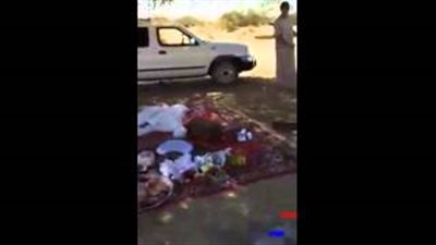 بالفيديو .. شباب يسحبون صديقهم بحبل متصل بـ «تويوتا»