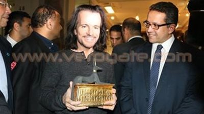 بالفيديو والصور.. تمثال فرعوني هدية لـ«ياني» في ختام زيارته لمصر