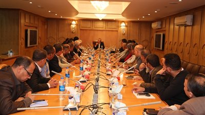 محافظ قنا يبحث استعدادات مواجهة أخطار السيول (صور)