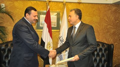 وزير النقل يكرم مديرًا بـ«المترو» رفض رشوة 150 ألف جنيه