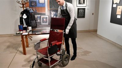 بيع كرسي عالم الفيزياء ستيفن هوكينج بـ 393 ألف دولار