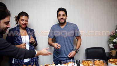 بالصور..«حماقي» يحتفل بعيد ميلاده وسط الأصدقاء