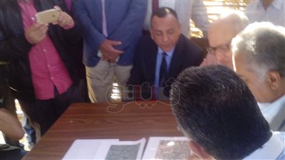 الدماطي يستعرض خرائط حفائر عين شمس في عرب الحصن (صور)