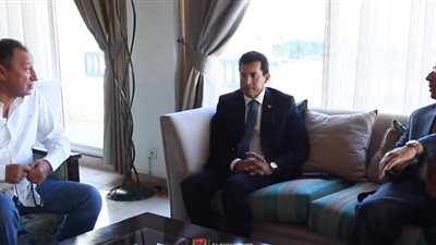 وزير الرياضة يصل مقر إقامة الأهلي بتونس لدعم الفريق في النهائي (فيديو)