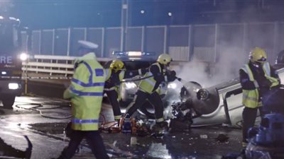 بالفيديو والصور.. أطباء يدخلون في وصلة غناء أثناء إنقاذ ضحايا حادث سير