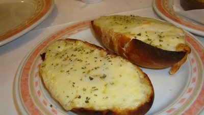 طريقة عمل الخبز الفرنسي بـ«الثوم والمايونيز»