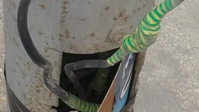 أسلاك أعمدة الإنارة المكشوفة تثير قلق أهالي دمياط مع حلول الشتاء (صور)