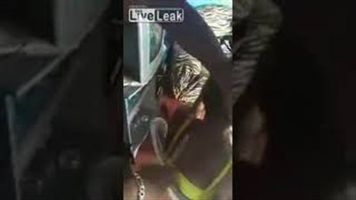 عقاب قاسي لفتاة بعد ضبطها متلبسة بالسرقة (فيديو)