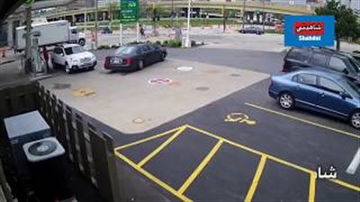 فتاة حسناء تظهر شجاعة فائقة وتتصدى للص سرق سيارتها (فيديو)