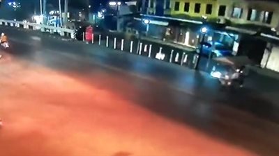 بائع يتعرض لحادث دهس مروع (فيديو)