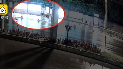 مصرع امرأة في حادث سير مروع (فيديو)