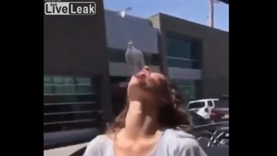 رد فعل «جرسون» لحظة شرب فتاة بطريقة غريبة (فيديو)