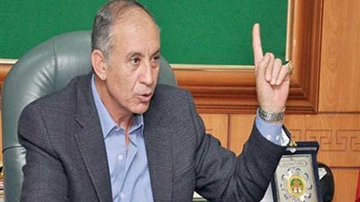 محافظ بورسعيد يسلم أسر الشهداء تأشيرات العمرة