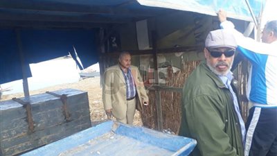 إزالة تعديات المعارض وأكشاك الأسماك على مدخل دمياط (صور)