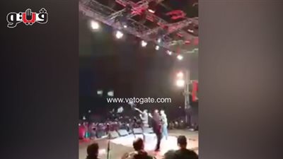 شيبة وحجاج يفاجئان جمهور «تامر حسني» بـ«100 وش» بالجامعة الأمريكية (فيديو)