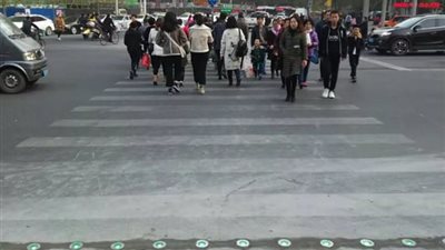 إشارة مرور جديدة لحماية «المشاة الزومبي» في الصين (فيديو وصور)