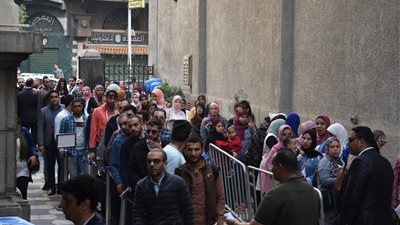 طوابير أمام «جريك كامبس» بالتحرير للحصول على وظائف (صور)