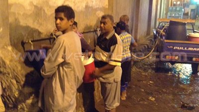 بالصور.. «المعنا» في قنا بلا مياه.. والأهالي يلجؤون لـ «الجراكن»