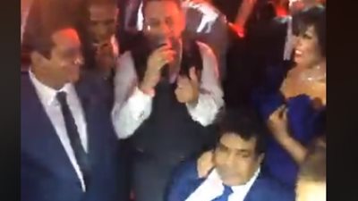 فيفي عبده تحتضن «عدوية» بحفل زفاف ابنة خالد عجاج (فيديو)