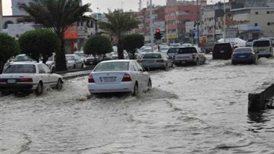 إعادة فتح الطرق المغلقة بسبب السيول في عدة محافظات
