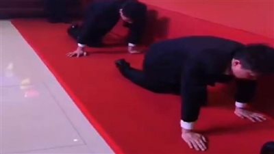 زحف مديرين تنفيذيين بشركة على الأرض أمام الموظفين بسبب فشلهم| فيديو