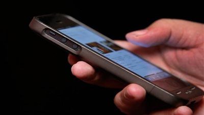 بسبب فيديوهات جنسية مع شاب.. عامل يحاول قتل زوجته بالساحل