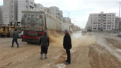رفع تجمعات المياه من مدخل الحي الإماراتي في بورسعيد | صور