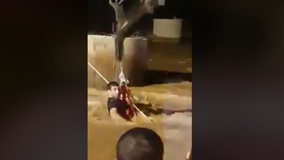 انتشال جثة مصري غرق في سيول الكويت (فيديو)