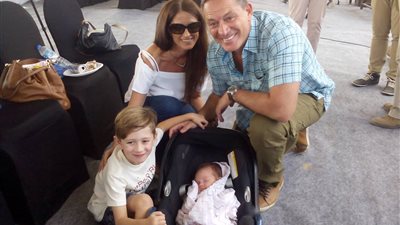 ابنة سفير مالطا أصغر طفلة تحضر إعلان كشف أثري بسقارة (صور وفيديو)